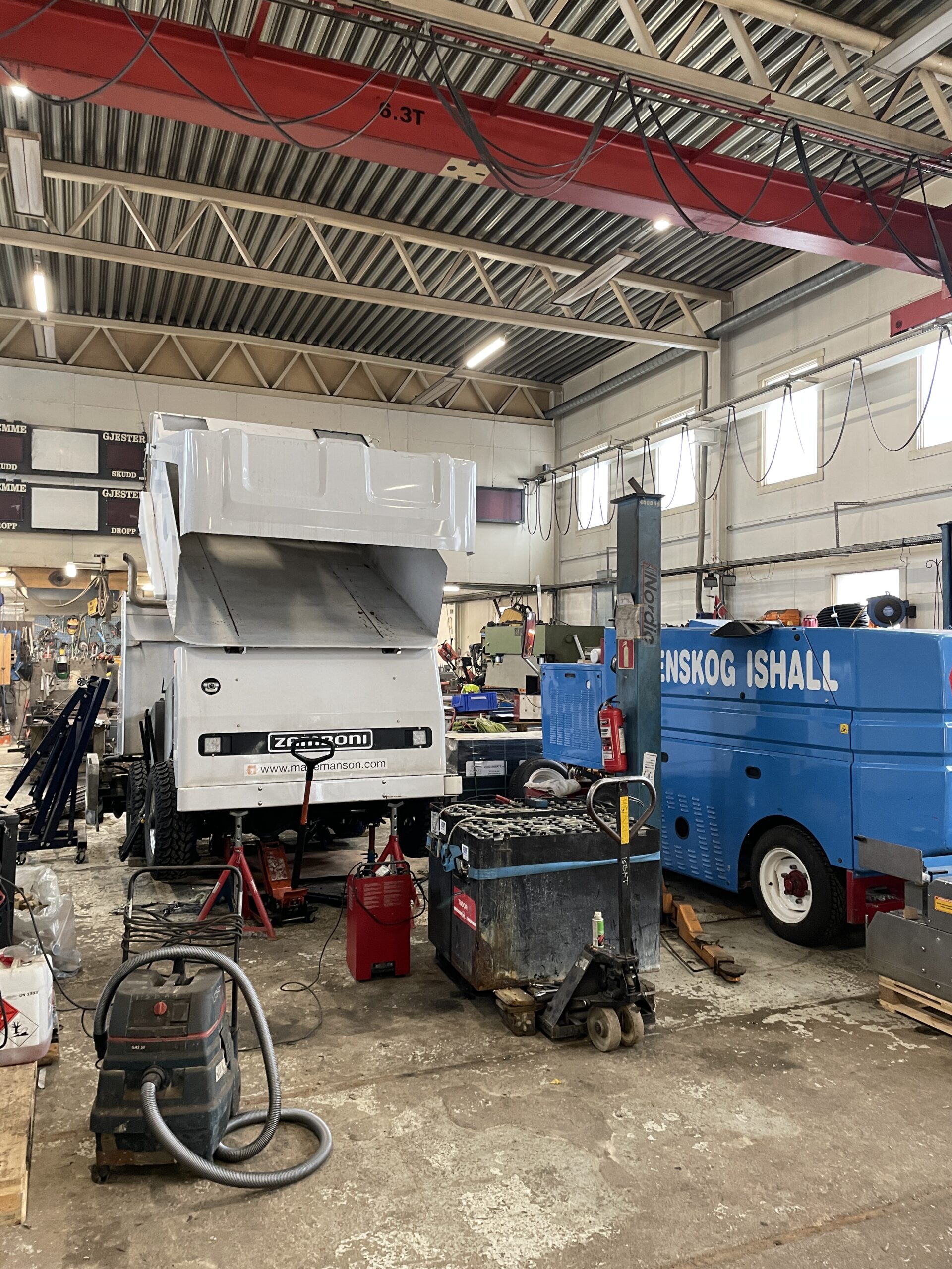 Verksted med ismaskin bakfra